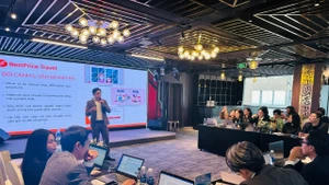 “实施吸引国际游客的解决方案”论坛场景。（图片来源：hanoimoi.vn）