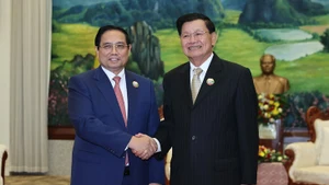 越南政府总理会见老挝人民革命党中央总书记、国家主席通伦·西苏里。（图片来源：baochinhphu.vn）