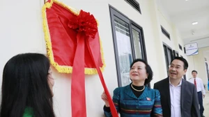 越南政府副总理范氏清茶出席老街省安沛坊阮惠高中学校STEM教育实验室落成仪式。（图片来源：越通社）