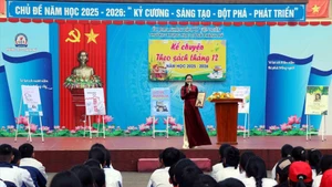 在河静省仙田乡成美初级中学举行的课外活动——朗读《金云翘传》。