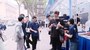 人民参观、体验2025年越南国家创新创业节展示的科技产品。