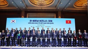 苏林总书记与韩国总理金民锡共同见证越韩双方交换多份双边合作文本。（图片来源：越通社）