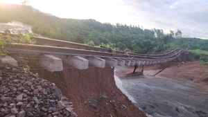 第13号风暴对广义至绥和铁路路段造成了严重破坏。