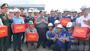 范明正总理向隆城机场施工单位赠送纪念品。