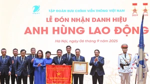 范明正总理向越南邮政电信集团授予“劳动英雄”称号。