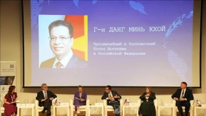邓明魁大使发表讲话。（图片来源：越通社）