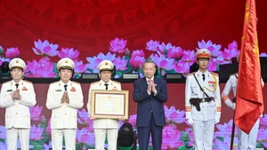 苏林总书记向越南人民公安力量授予第五枚金星勋章。