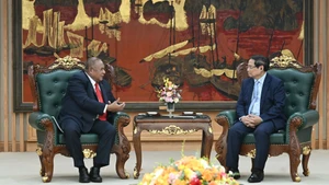 越南政府总理范明正会见东帝汶外交与合作部部长弗雷塔斯。