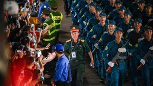 越南八月革命胜利和国庆80周年阅兵与游行队伍穿过河内市盘行街和钱场街【组图】