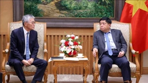 越南政府副总理阮志勇会见日本Erex集团董事长本名均。（图片来源：越通社）