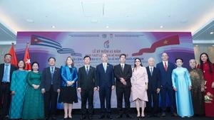 双方代表合影。（图片来源：nld.com.vn）