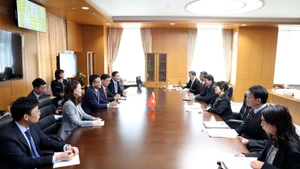 越南政府副总理黎成龙会见日本文部科学大臣安倍俊子。（图片来源：baochinhphu.vn）