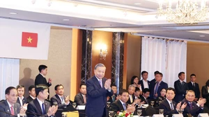 苏林总书记会见韩国一些大型集团领导。