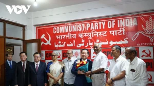 阮重义部长和印度共产党总书记多赖萨米·拉贾，以及各位代表。（图片来源：vov.vn）