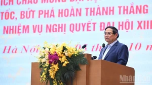 范明正总理发表讲话。
