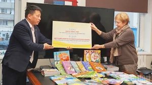 教育出版社总编辑范永泰先生向图书馆赠送了多本少儿读物和越南语教学书籍。