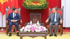 越共中央总书记苏林会见韩国总统特使。（登科 摄）