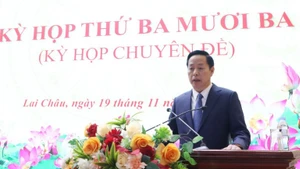 何光忠同志发表讲话。