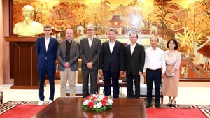 双方代表合影。（图片来源：hanoi.gov.vn）