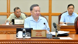 苏林总书记主持会议。