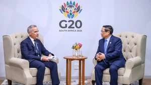 范明正总理会见加拿大总理卡尼。图片来源：baochinhphu.vn）