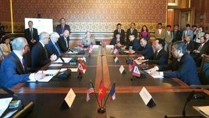 越南农业与环境部工作代表团与爱荷华州农业部工作代表团代表团举行工作会谈。（图片来源：越通社）