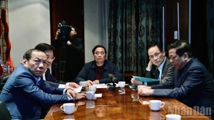 越南政府总理范明正从南非主持召开关紧急视频会议。