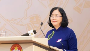 越南祖国阵线中央委员会主席裴氏明怀发表讲话。