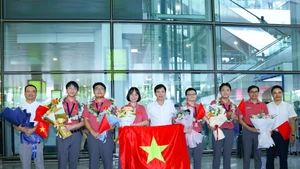 参加第57届国际化学奥林匹克竞赛的越南学生代表队已抵达内排国际机场。