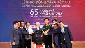 越南祖国阵线中央委员会主席杜文战同各位代表共同启动以“越南—古巴情谊65周年”为主题的支持古巴人民募捐活动。