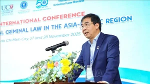 胡志明市法律大学校长黎长山博士致开幕词。（图片来源：越通社）