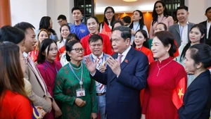 越南国会主席陈青敏会见旅居马来西亚越南人社团。