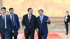 越南政府总理范明正和柬埔寨人民党主席、参议院主席洪森亲王。