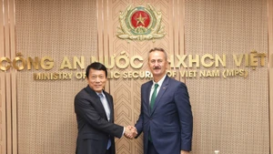 公安部长梁三光大将会见土耳其国防工业局局长哈鲁克·戈尔贡。（图片来源：bocongan.gov.vn）