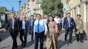 越南政府总理范明正与夫人一行参观尼斯老城区。（图片来源：越通社）