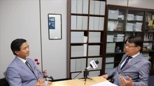 韩国外交学院东盟-印度政策研究中心主任崔元基教授接受越通社驻首尔记者采访。（图片来源：越通社）