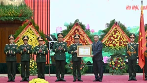 苏林总书记向越南人民军总参谋部授予“人民武装力量英雄”荣誉称号。