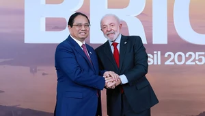 巴西总统卢拉·达西尔瓦欢迎范明正总理出席2025年金砖国家领导人大范围会议。（图片来源：越通社）