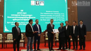越南援建的柬埔寨国会行政办公楼移交仪式。