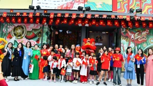 竹子越南语学校师生参加活动。