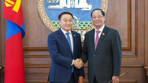 越南国会副主席陈光方上将和蒙古国国家大呼拉尔主席达什泽格温·阿玛尔巴伊斯格楞。
