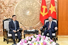 越共中央总书记苏林会见韩国驻越大使崔英三。