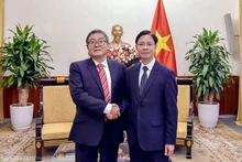 越南外交部副部长吴黎文会见中国外交部外交政策咨询委员会代表。（图片来源：《越南与世界报》）