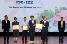 太原省人民委员会向在推动太原省与庆尚北道对外交流中作出突出贡献的12个集体和个人颁发了奖状。（图片来源：越通社）