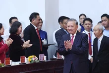 越共中央总书记苏林出席胡志明市成立决议公布仪式。