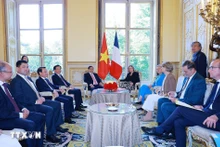 越南政府总理范明正会见法国国民议会议长娅埃尔·布朗·皮韦。