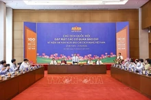 越南国会主席陈青敏在国会大厦会见新闻媒体机构代表。（图片来源：越通社）