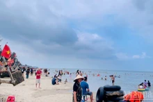 海岛旅游市场一片繁荣。（芳草 摄）