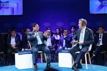 6月25日中午，越南政府总理范明正与世界经济论坛（WEF）主席博尔格·布伦德（Borge Brende）举行以“越南——奋发图强新纪元：从愿景到行动”为主题的政策对话。