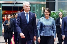 立陶宛共和国总统吉塔纳斯•瑙塞达携夫人抵达河内，开始对越南进行正式访问。